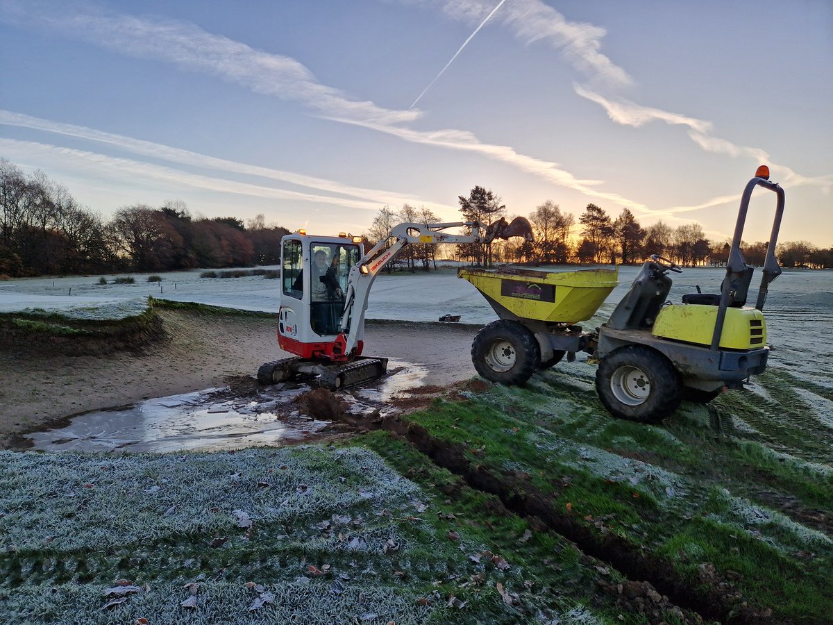 ChorleyGolfClub's tweet image. 6/12
@DiggerduncTPL draining the left greenside bunker and left fairway bunkers, all on 15th.
Whilst that way, make a start on clearing ditches, starting with left of 11th