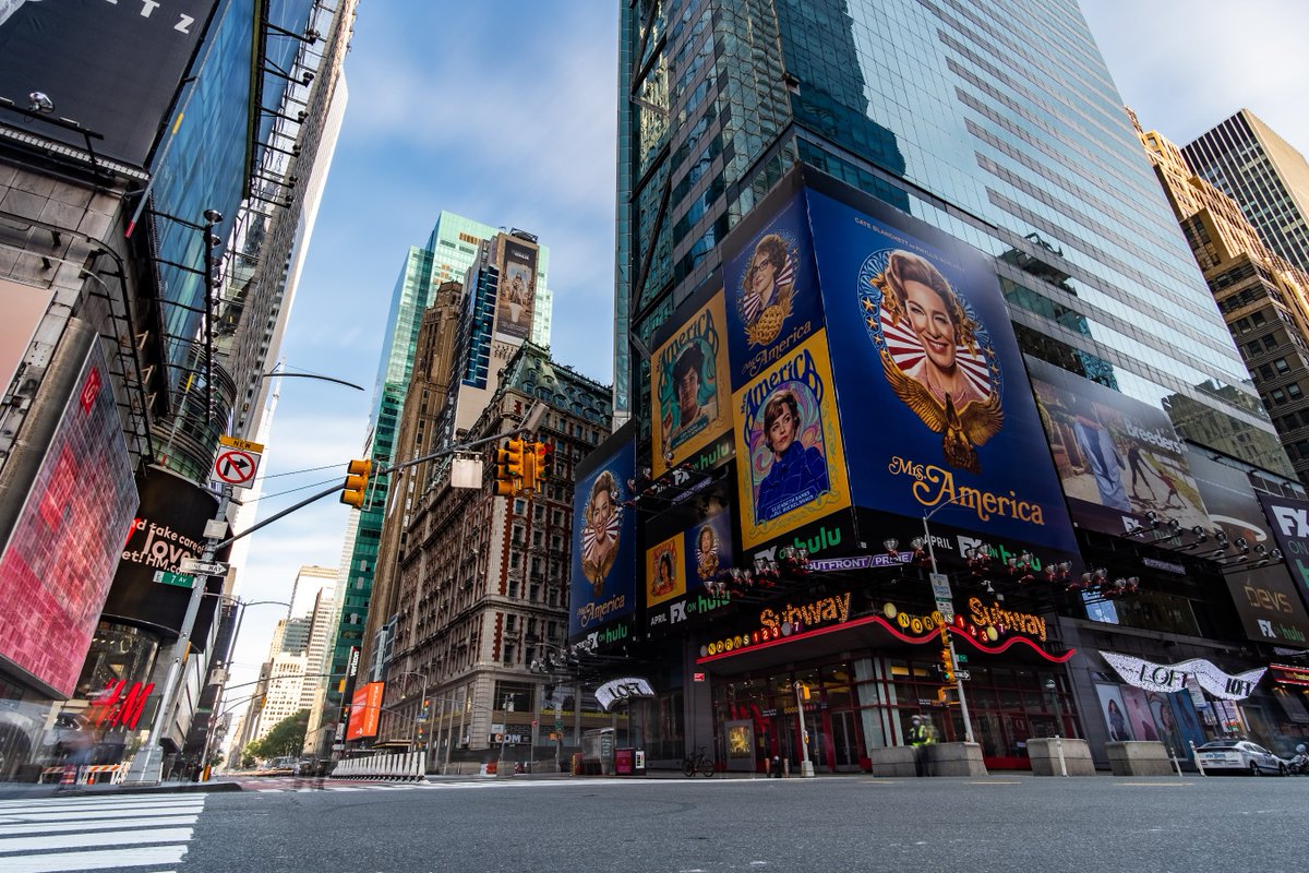 Durante los primeros meses de pandemia, Nueva York se convirtió en una ciudad fantasma.

Sin turistas y con la mayoría de negocios cerrados, la ciudad quedó desierta.

Muchas de las fotografías que hice durante esos meses serán difíciles de repetir.

Primera parada: Times Square