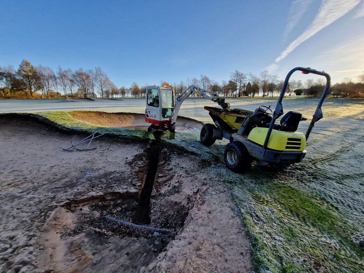 ChorleyGolfClub's tweet image. 6/12
@DiggerduncTPL draining the left greenside bunker and left fairway bunkers, all on 15th.
Whilst that way, make a start on clearing ditches, starting with left of 11th