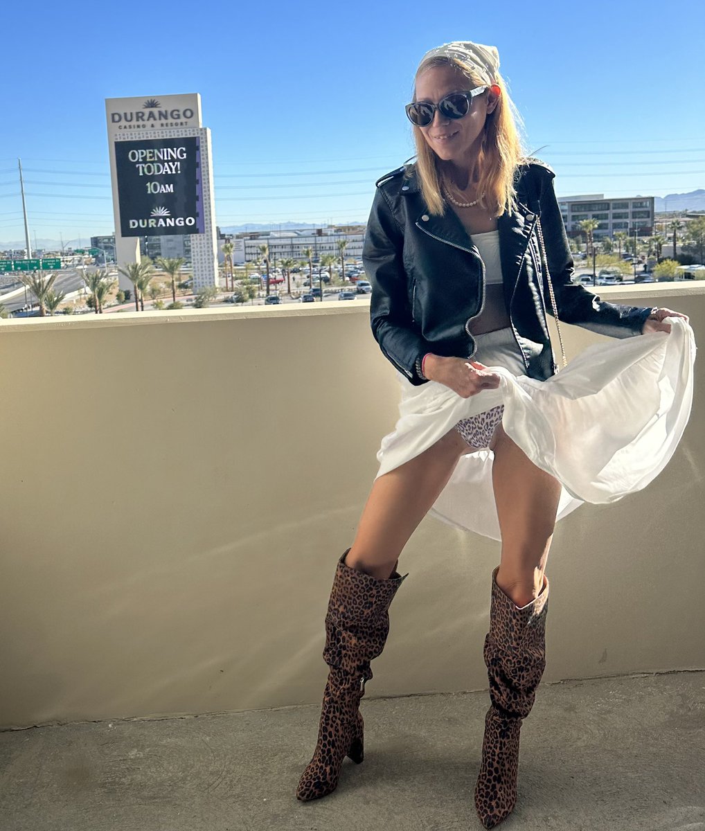 JediJoyJourney's tweet image. This sign said 10 am 🥳🥳🥳