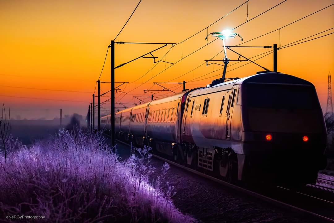 Nick (@deltic17) on Twitter photo A morning frosty spark from a class 91 as it heads towards London. The flash from the pantograph lights the bank as it speeds along.
(Nick Green photograph) #class91 #Lner #rail #railway #train #electric #exml #sunrise #spark #winter #canonphotography <a href="/DavidHorne/">David Horne</a> <a href="/LNER/">London North Eastern Railway</a> A morning frosty spark from a class 91 as it heads towards London. The flash from the pantograph lights the bank as it speeds along.
(Nick Green photograph) #class91 #Lner #rail #railway #train #electric #exml #sunrise #spark #winter #canonphotography <a href="/DavidHorne/">David Horne</a> <a href="/LNER/">London North Eastern Railway</a>