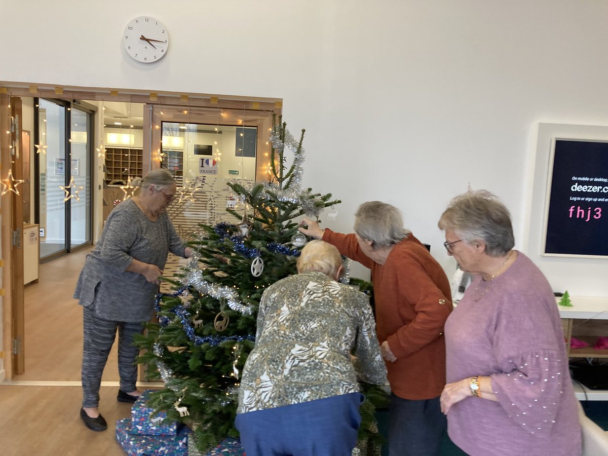 Sen_Bordeaux's tweet photo. ho ho ho 🎅🎄
Des étoiles pleins les yeux comme de grands enfants, décoration du sapin! 
Rejoignez nous aux Sénioriales de Bordeaux. https://t.co/IrTEVwnGpD