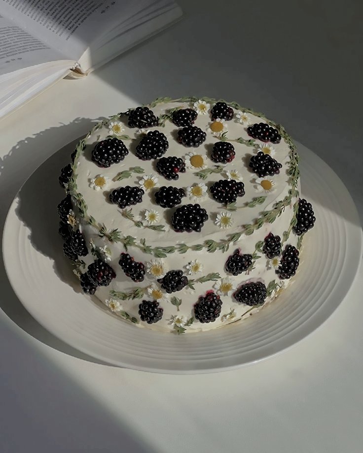 ㅤㅤ
ㅤㅤ𝐄ste ano para o meu bolo de aniversário optei por uma decoração minimalista neste belíssimo bolo de massa de baunilha recheado com creme de limão siciliano e compota de amoras frescas. Por favor apreciem a beleza dele comigo, ficou melhor do que eu imaginava. 
ㅤㅤㅤ