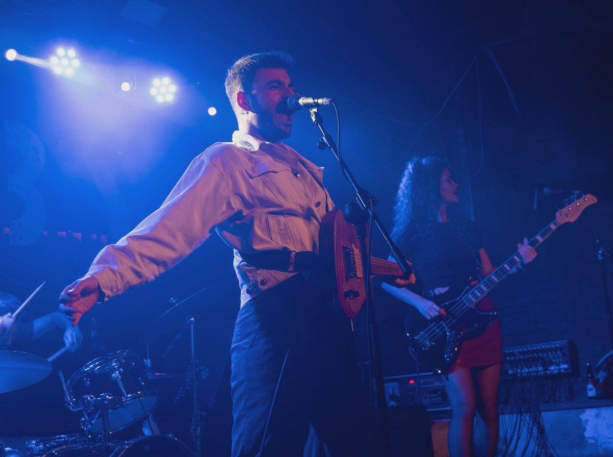 Crónica guapísima de Nuevas Frecuencias en la <a href="/MobyDickClub/">MobyDickClub</a> con <a href="/GorilaFlo/">GORILA FLO</a> ¡gracias Nico!

Link: t.ly/hR09k