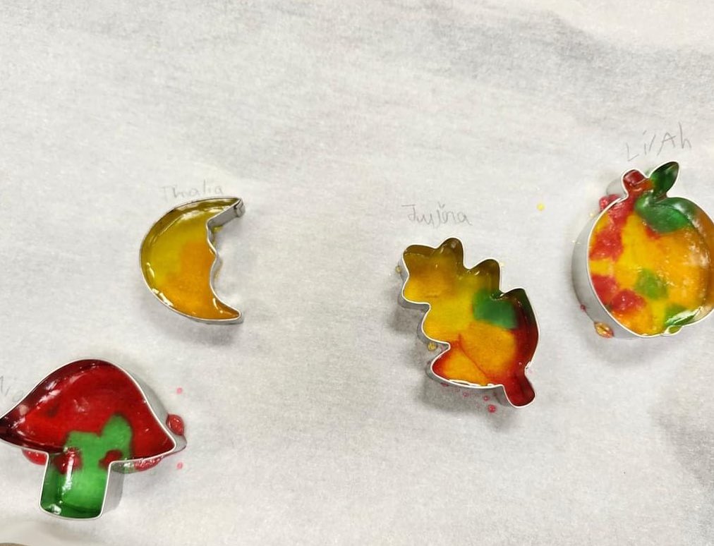 kixtastik's tweet photo. A Rainbow of Fun! 11th Guides and 15th Embers of Brampton had a colour meeting completing our Science Lab badge! Continuing from last week, we experimented extracting dyes from candy &amp; chromatography, made marker stained glass and even stained glass candy!  @girlguidesofcan https://t.co/2XwALPvRfH