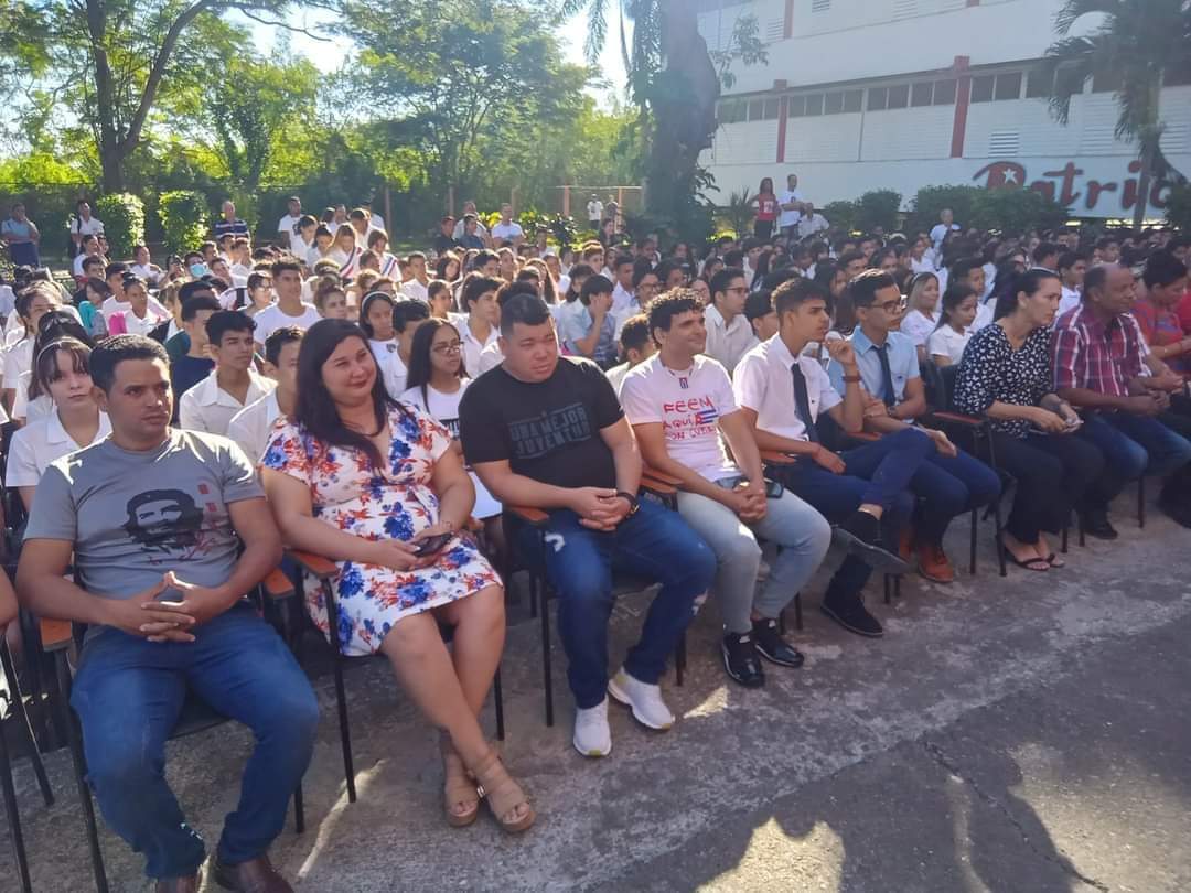 raquelh05866051's tweet photo. Celebrado en el Instituto Preuniversitario Vocacional de Ciencias Exactas Silberto Alvarez Aroche de Granma el acto provincial por el aniversario 53 de la creación de la Federación Estudiantil de la Enseñanza Media.#53FEEM.#MásduraMasfirmeMasrevoluciona https://t.co/JTNwOpUKoh