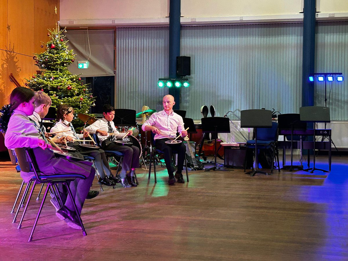 A wonderful start this evening at our Primary Winter Concert 🎄🎶 from our Cello Group, Junior Strings, Chanter Group and Beginner Drum Corps! 🥁 🎻 Such fabulous talent on show for our audience ⭐