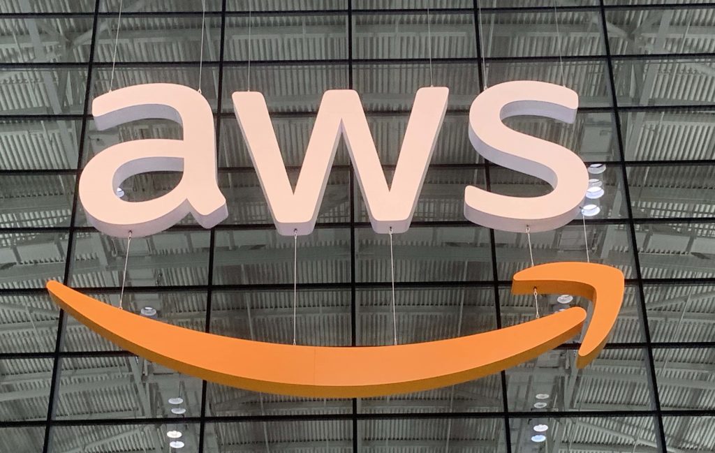 AWS @awscloud takes on ML training and generative AI applications with custom silicon chips #AWS #generativeAI #machinelearning #ML #siliconchips #edgeAI #edge #edgecomputing edgeir.com/aws-takes-on-m…