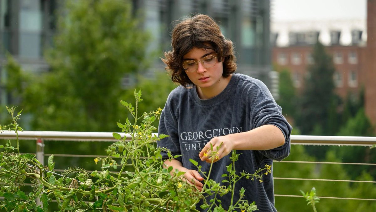 🙏 A heartfelt thank you to the generous donors who believe in our mission at Earth Commons. This $5 million gift will create an enduring impact on environmental education and sustainability. Together, we'll shape a greener future. 🌍 today.advancement.georgetown.edu/called_to_be/h…