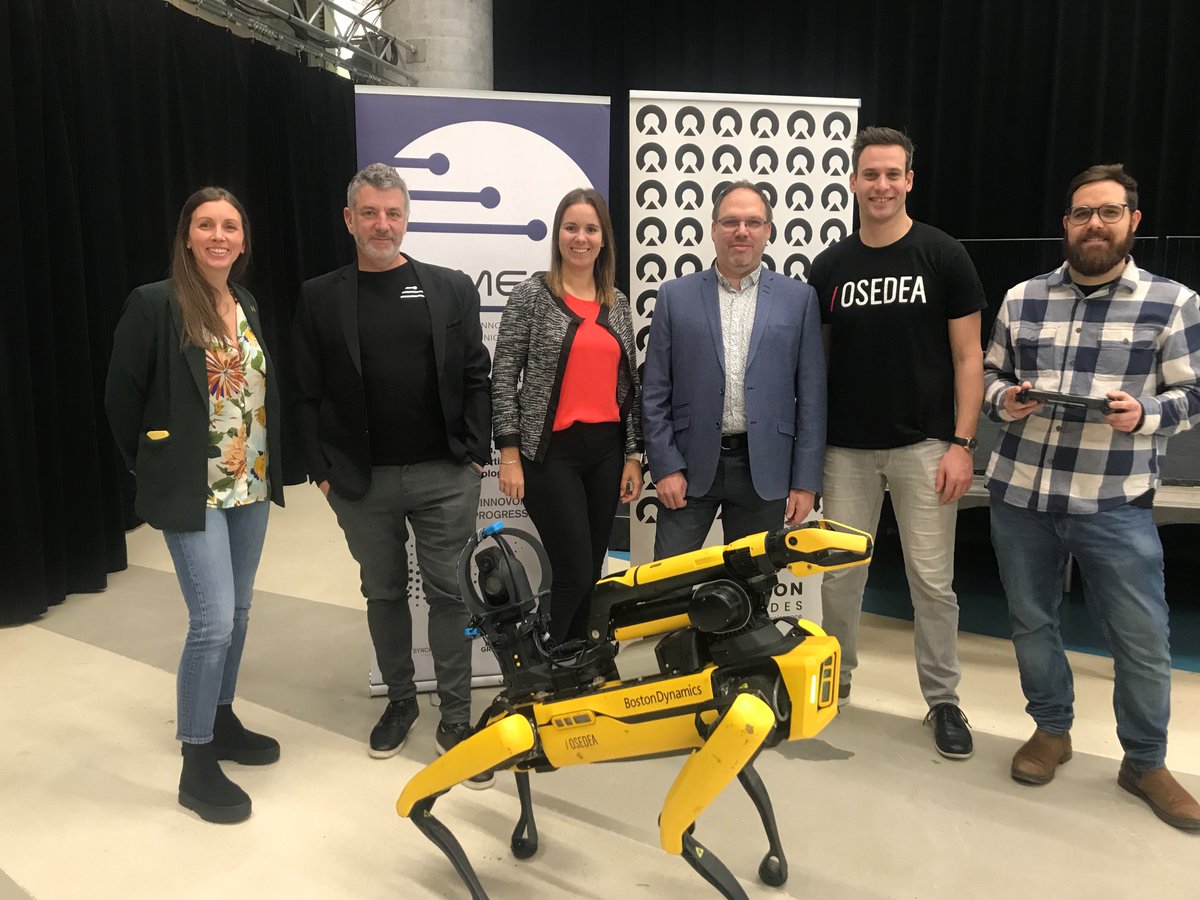 Belle présentation de <a href="/OSEDEA/">Osedea</a> sur les opportunités de robotisation relatives au chien-robot Spot. Pour l'occasion, la communauté d'affaires était conviée au @CLionelGroulx avec la collaboration du <a href="/_CIMEQ/">CIMEQ</a>, un événement de Connexion Laurentides en partenariat avec <a href="/laCCITB/">CCITB</a>!