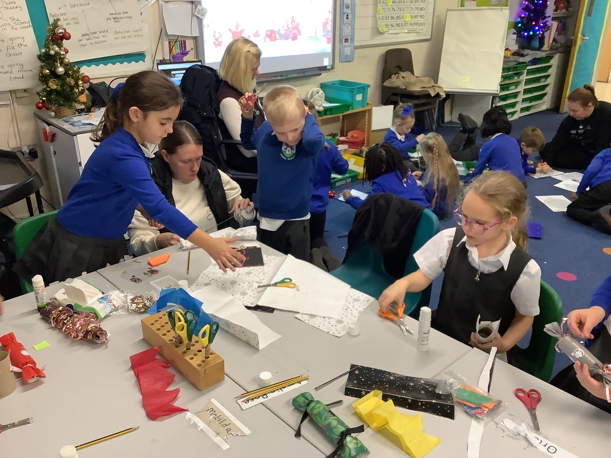 HilltopMedway's tweet photo. Wren Class were lucky to have such lovely parents helping out with Christmas crafts today. Thank you for such an enjoyable festive afternoon #sflt #sc #collaboration https://t.co/s04eEx4DJP