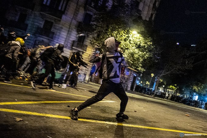 🧨 In Oct 2019, violence erupted on the streets of Barcelona after 9 Catalan separatist leaders were sentenced to prison. In this paper, @NafeesHamid, @ClaraPretus, @HammadSheikh & @atranscott explore what drives someone to political violence. 👉 osf.io/preprints/osf/…