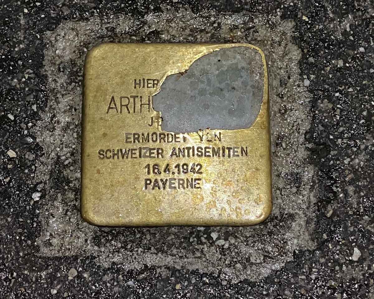 1942 wurde Arthur Bloch in Payerne von Schweizer Nazis ermordet.

Vor weniger als einem halben Jahr wurde ihm zum Gedenken in Bern ein Stolperstein gesetzt.

Heute, über 80 Jahre nach dem Mord, wird das kleine Denkmal zerstört.

Antisemitismus in der Schweiz.
Hier.
Heute.
