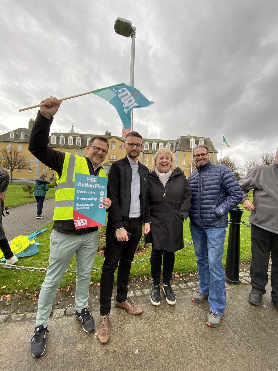 ForsaSouth's tweet photo. Support the workers protesting today! End the recruitment freeze!

Fórsa clerical admin &amp; managerial members in the @HSELive are protesting outside their workplaces today. ✊They refuse to be scapegoated for the HSE overspend.
@forsa_union_ie @ForsaLeft #EndTheFreezeNow https://t.co/jzQCxsZIwm