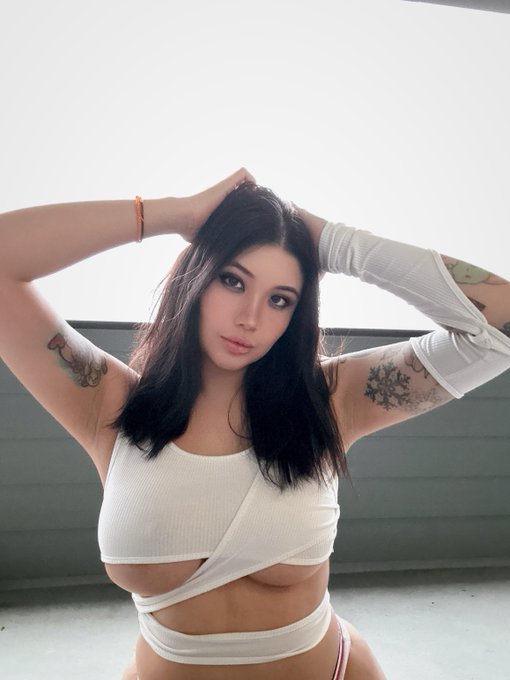 Who loves underboobs? https://t.co/OhACvn9IPc