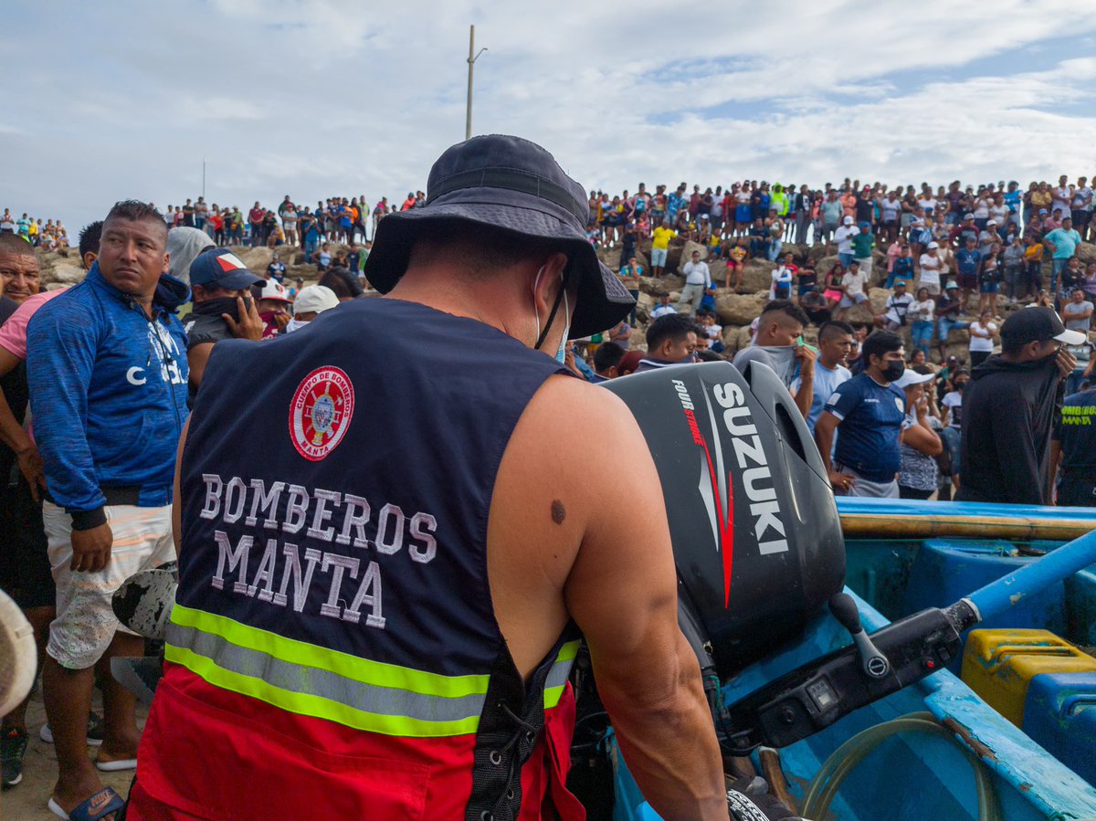 marcivaldivieso's tweet photo. ¡No los dejaremos solos! Manta está unida, como la gran familia que somos... 

Junto a @MantaHumana, @BomberosMantaEc, y diferentes direcciones y empresas municipales, articulamos acciones que velan por el bienestar de quienes hoy tienen un gran vacío en su corazón. 

Además, continuamos apoyando en la búsqueda de los 3 pescadores que aún no han sido hallados... Este dolor es de toda Manta.

Reiteramos nuestro llamado al presidente @DanielNoboaOk para que ejecute acciones por el bienestar de nuestros pescadores, que aseguren que siempre volverán a casa para abrazarse con los suyos.