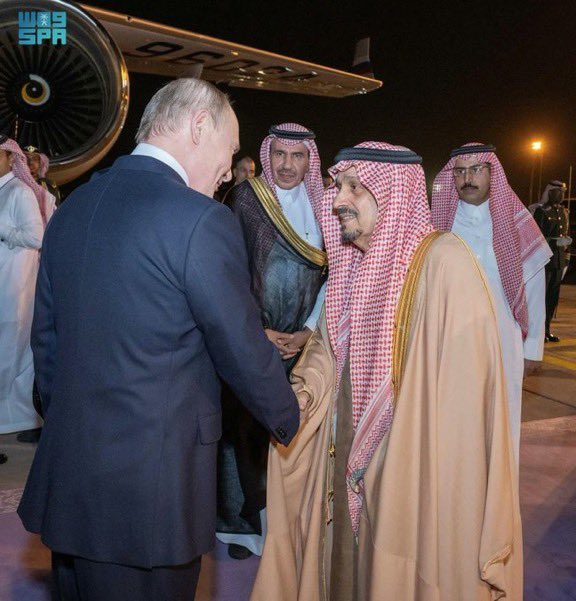 sabqorg's tweet photo. الرئيس الروسي يصل إلى #الرياض وأمير المنطقة في مقدمة مستقبِليه.

#رئيس_روسيا_في_المملكة

https://t.co/kM48fmuTUh https://t.co/ALdn6g3u9m