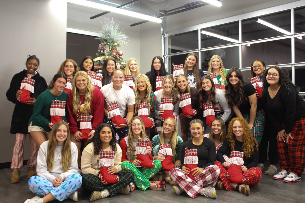 Merry Christmas 🎄 from our ⁦@TulsaSoftball⁩ family!!! Still opening stockings in college!!! 🪀 🫧 🍭 This group is too much fun!!!