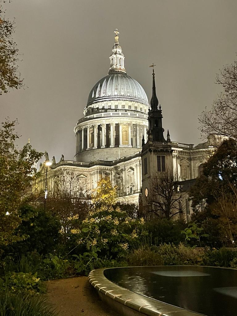 London by Night: where the city truly comes alive after dark. The stunning glow of iconic buildings never gets old. 🌃✨ 

#EveryLondonOffice #LondonNights #CityLights #LondonByNight #LondonBuildings
