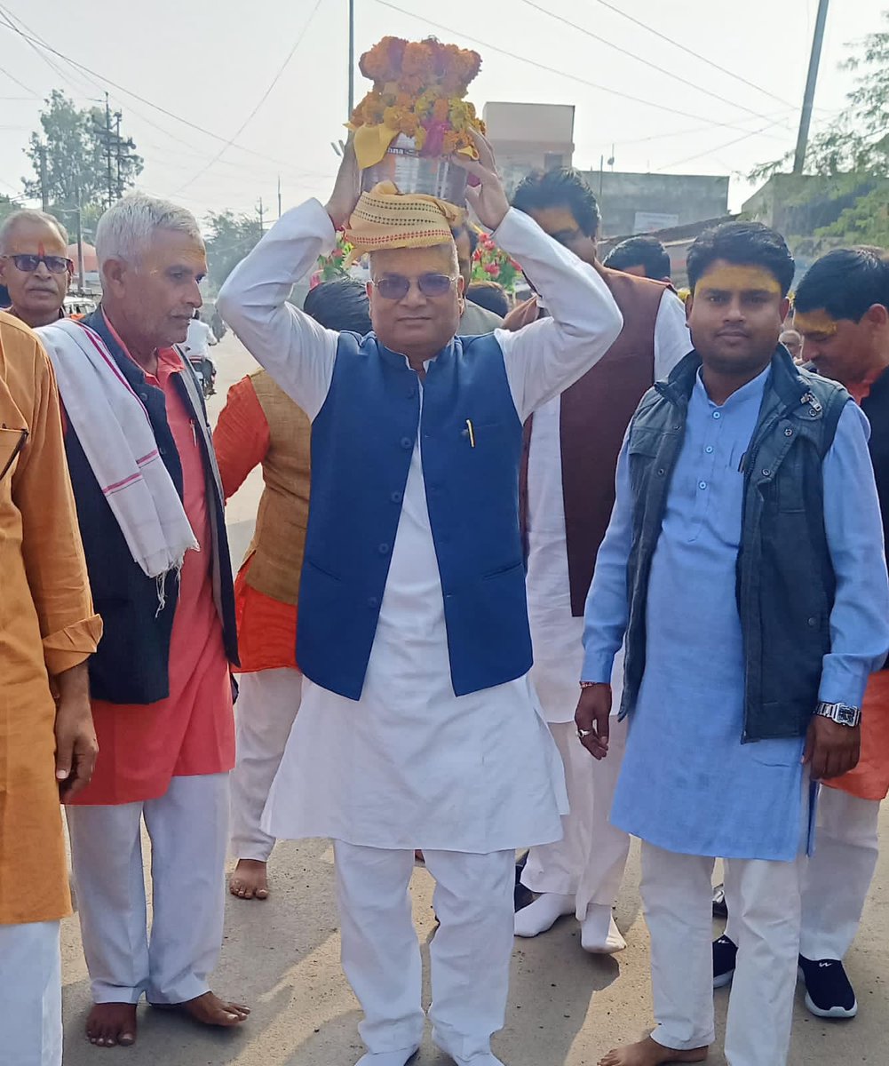 RakeahGupta3's tweet photo. जय श्री राम🚩

श्रीराम जन्मभूमि के प्राण प्रतिष्ठा उत्सव के निमंत्रण हेतु अयोध्या से आये पूजित अक्षत कलश को साथ लेकर भांडेर नगर में भव्य शोभा यात्रा निकाली गयी। नगर के समस्त रामभक्त हर्षोल्लास के साथ सम्मिलित हुए। #राम_मन्दिर #राम_आएंगे @HitanandSharma @vdsharmabjp @Ashutosh4BJP https://t.co/e1bxb7DJDN