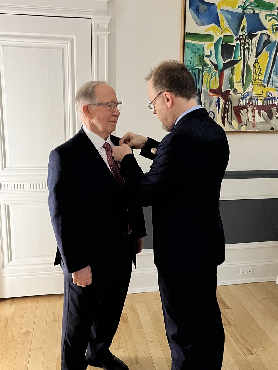 Hier soir à la résidence de France à #quebec le consul général ⁦<a href="/LamourouxEric/">Eric Lamouroux</a>⁩ a décoré l’historien Roger Barrette dans l’Ordre nationale du Mérite. “Vous avez écrit et travaillé en grand ami de la France” 🇫🇷 a indiqué Éric Lamouroux