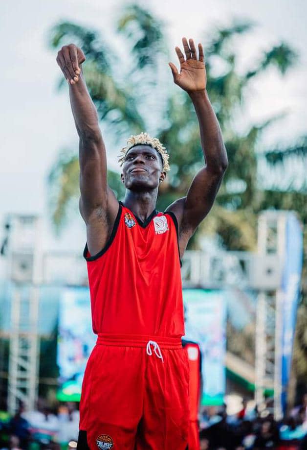 AgasekeTv's tweet photo. #Basketball : Iminsi 2 gusa niyo isigaye ngo The Best of Bdi batane mu mitwe na The Best of #Rwanda mu rukino rwo gusubiriza ruzobera i @CityofKigali kuri #Bk_Arena ku wa 09/12.
Urukino rwa mbere i @MairieBuja Abarundi baratsinze 76 -73 @jadocastar @bbagency_rw @david_bayingana https://t.co/1hYECUk7t9