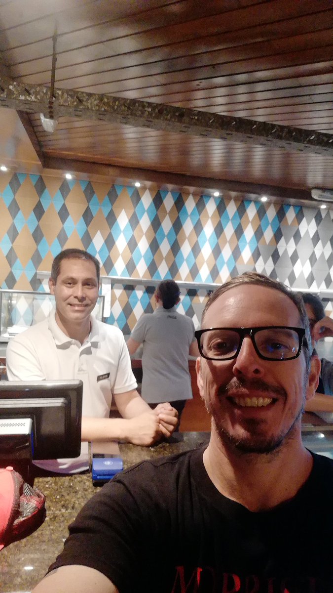 SoledadLider's tweet photo. La vez pasada estuve por el @bolsi y olvidé una prenda. Al día sgte me di cuenta, les contacté y dijeron que lo guardaron. Cuando fui a buscar me recibieron así. Este es el tipo de empresa que cautiva y te compran aún sin venderte nada directamente. Aplausos Bolsi! 🇵🇾 https://t.co/nfhC8W3Ian