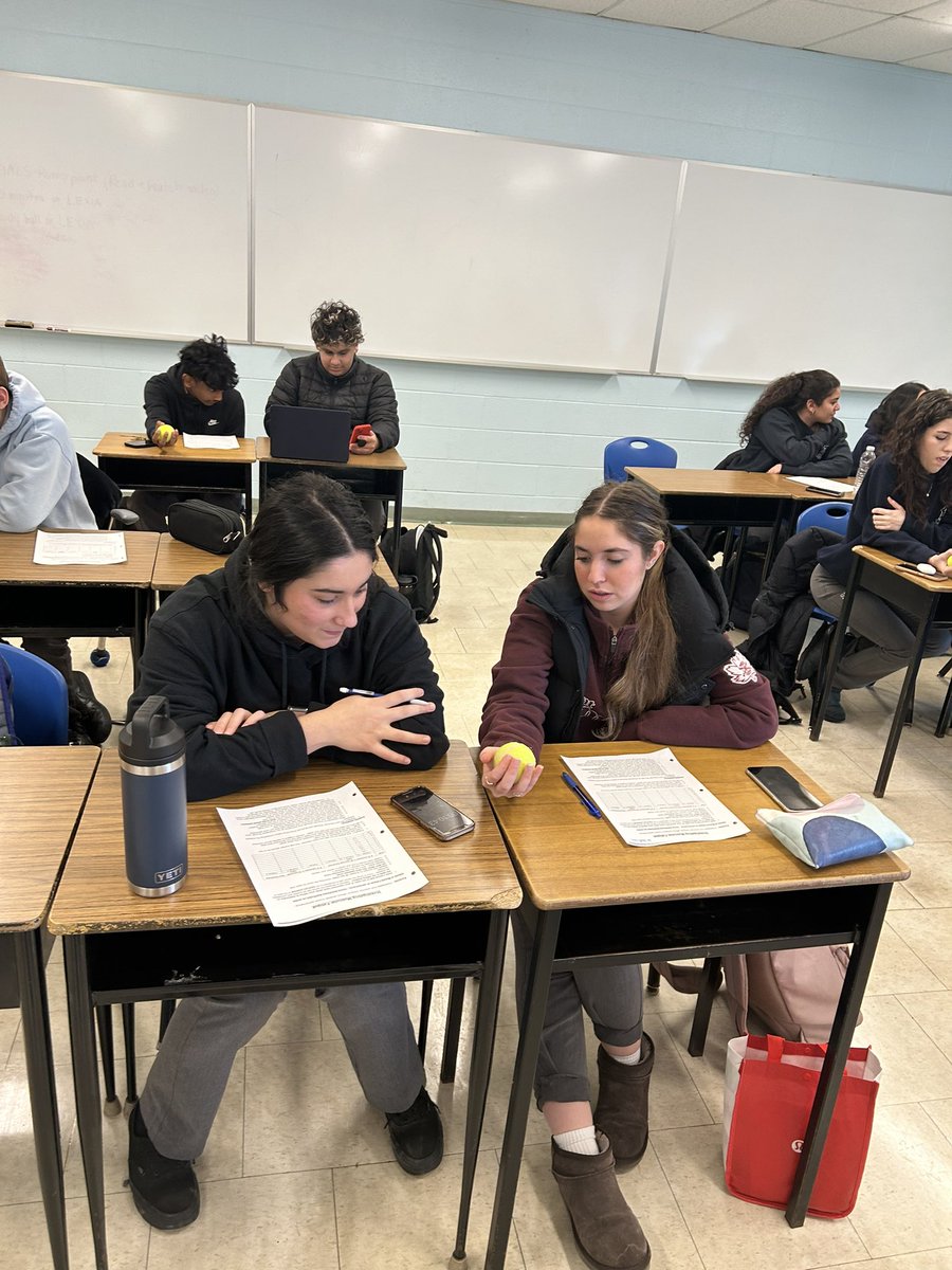 PSK4U1 Kin students investigating the effects of exercise on muscle fatigue and performance. Lots of laughs while learning about lactic acid thresholds. Getting in those gains on a Wednesday! @SBAtoday @ChristineCoz  #exercisescience #PhysEd