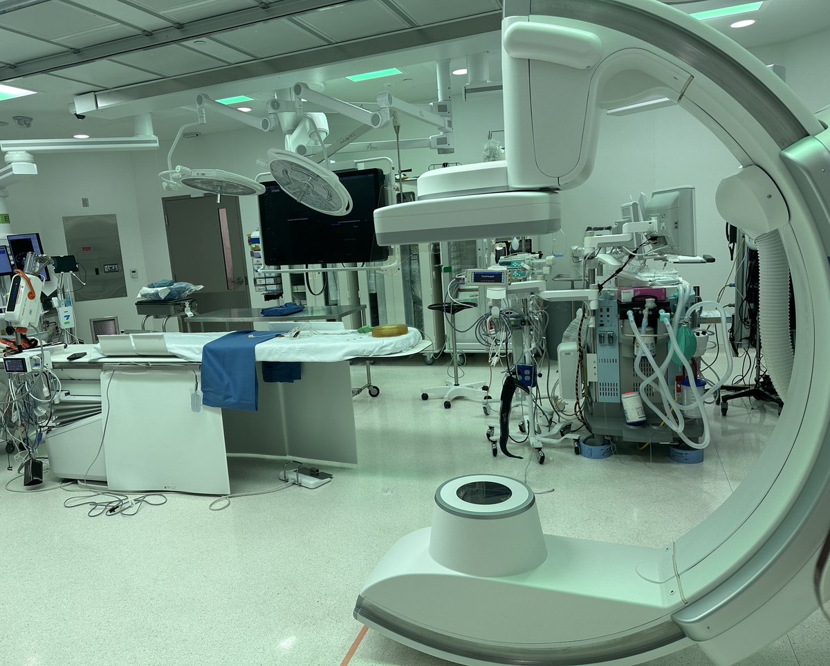 Inaugural vascular case in the new SMH hybrid OR! Absolute game changer for hybrid &amp; endovascular cases and delivering better patient care! <a href="/UnityHealthTO/">Unity Health Toronto</a> <a href="/UofTVascular/">UofT Vascular Surgery</a> <a href="/TorontoVascular/">U of T Vascular Surgery Residents</a> @vasc_surg <a href="/efgrecolekas/">elisa greco</a> <a href="/ChenchenTian/">Chenchen Tian</a>