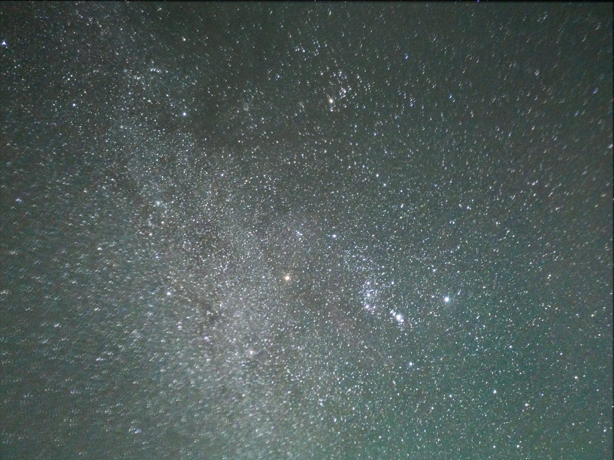 Astrovenus314's tweet photo. نُجُوم الشِّتَاء تَتَرأَسُهُم كَوْكَبَة الجَبَّار 💙

نلاحظ تشوه شكل بعض النجوم عند حواف الصورة و هو تأثير يحدث عند تكديس صور ملتقطة بدون إستخدام جهاز تتبع...

Huawei P20 pro, 30s, ISO 5000
11 Frame stacking With DSS

#Astrophotography
#astronomy
#Starrynight
#winterstars https://t.co/Y55qVUFJtj