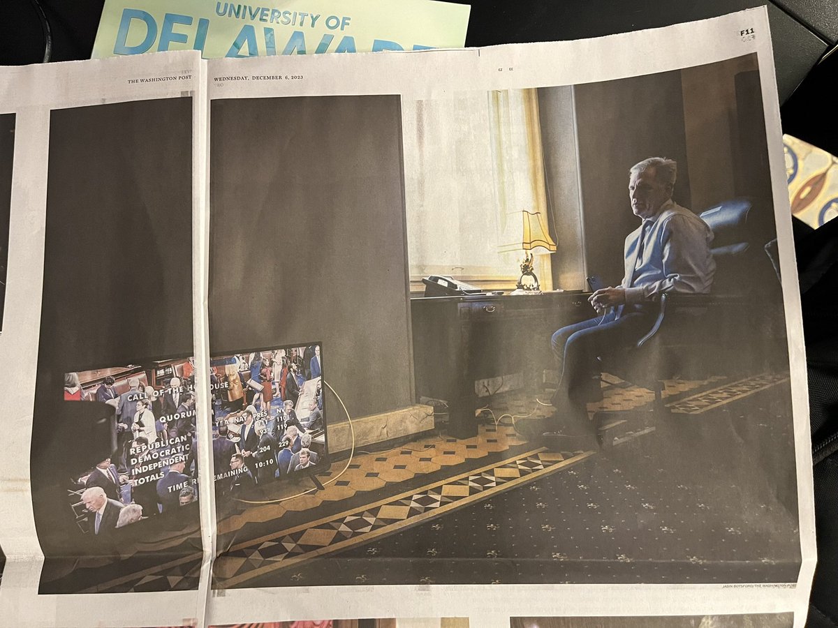 From today’s expanded WaPo print section this @jabinbotsford pic captures the last day or so in Speaker’s office. Furniture gone, art gone from walls, TV sitting on the floor. As McCarthy watches another failed speaker vote.