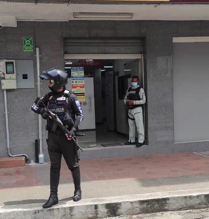 PoliciaEcuador's tweet photo. #GraDFreddyGoyes #DGSCOP:
Para fortalecer los protocolos de seguridad se pone a disposición de la ciudadanía las #AccionesPreventivasComunitarias de @PoliciaEcuador, como:
-Custodia de bienes y valores
-Visitas periódicas a domicilios
-Botón de seguridad
#TrabajamosPorTuSeguridad