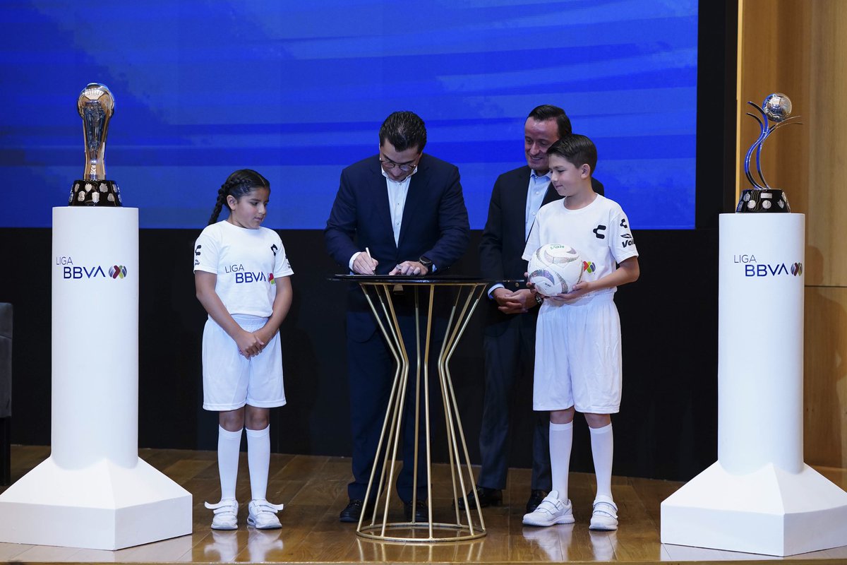 MikelArriolaP's tweet image. En el marco del décimo aniversario de asociación estratégica con la @LigaBBVAMX en este 2023, oficializamos hoy renovación de patrocinio con @BBVA_Mex por tres años más en beneficio del fútbol de México.
#10AñosJugandoJuntos