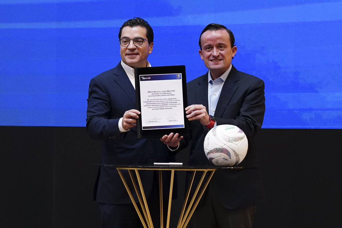 MikelArriolaP's tweet image. En el marco del décimo aniversario de asociación estratégica con la @LigaBBVAMX en este 2023, oficializamos hoy renovación de patrocinio con @BBVA_Mex por tres años más en beneficio del fútbol de México.
#10AñosJugandoJuntos