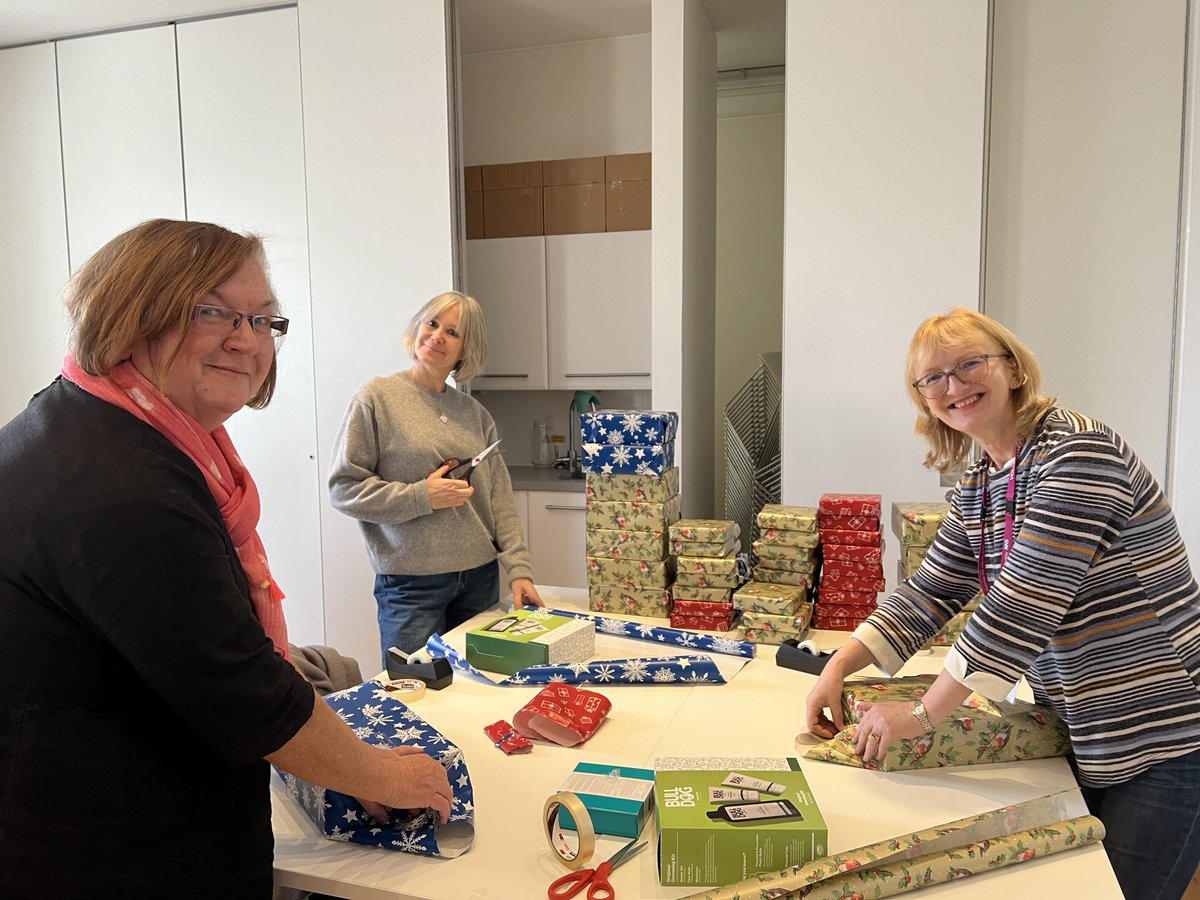 🙌 Big shoutout to our amazing volunteers and the @maudsleycharity team, who have been busy wrapping presents for our inpatients this Christmas! 🎁 Thank you so much for your efforts! 👏