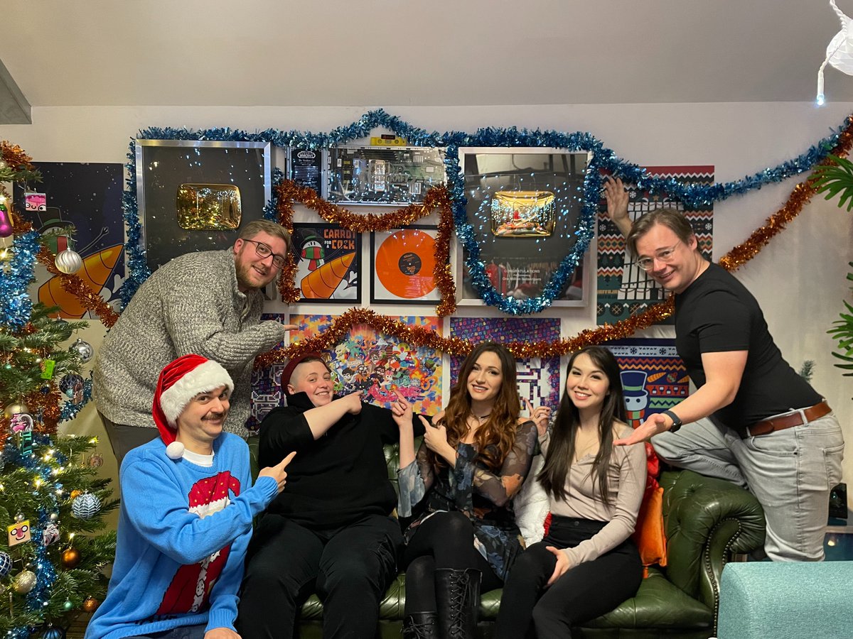 We're about to go live for our annual @jinglejam quiz (hosted again by @simonoxfphys), and we've got special news: @displate will donating £2,000 to the chosen charity of the winner of tonight's show! Huge thanks to Displate for taking part in Jingle Jam for six years running!