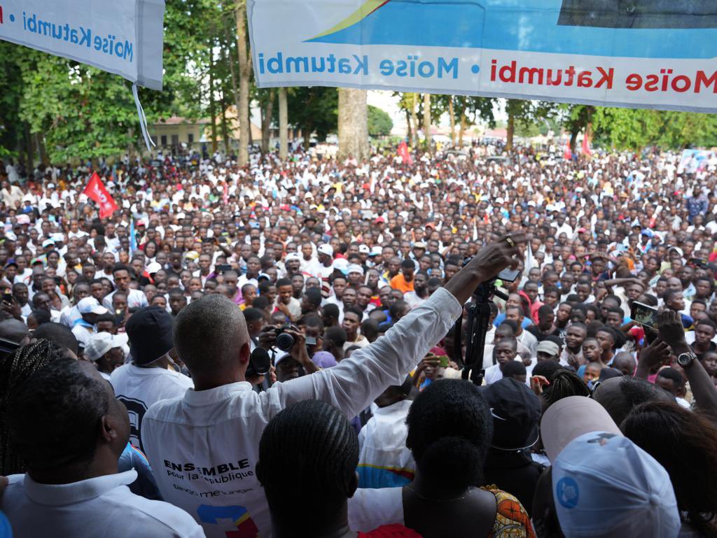 gaudry_mangozi's tweet photo. #Kiwit : @moise_katumbi parle «Parce qu’il n’a pas de bilan, le nom de MK est devenu son bilan, leur slogan, leur fond de commerce. Ici à Kikwit, il n’a rien fait. Le projet Kakobola dont il se vante est un vieux projet initié par son prédécesseur », https://t.co/T8wLktLZ0C