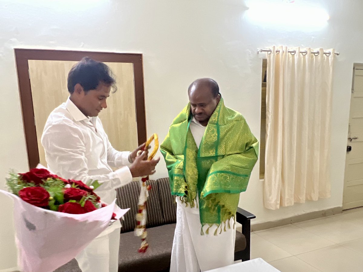 AstagiMaruti's tweet photo. ಇವತ್ತು ಬೆಳಗಾವಿಯಲ್ಲಿ ನಮ್ಮ ನಾಯಕರು,ಮಾಜಿ ಮುಖ್ಯಮಂತ್ರಿಗಳು ಆದ ಸನ್ಮಾನ್ಯ @hd_kumaraswamy ಅಣ್ಣಾವರನ್ನು ಭೇಟಿಯಾಗಿ ಉಭಯ ಕುಶಲೋಪರಿ ವಿಚಾರಿಸಿ ಮುಂದಿನ ರಾಜಕೀಯದ ಬಗ್ಗೆ ವಿಸ್ತೃತವಾಗಿ ಚರ್ಚಿಸಲಾಯಿತು.. https://t.co/xjsigNJ3tA