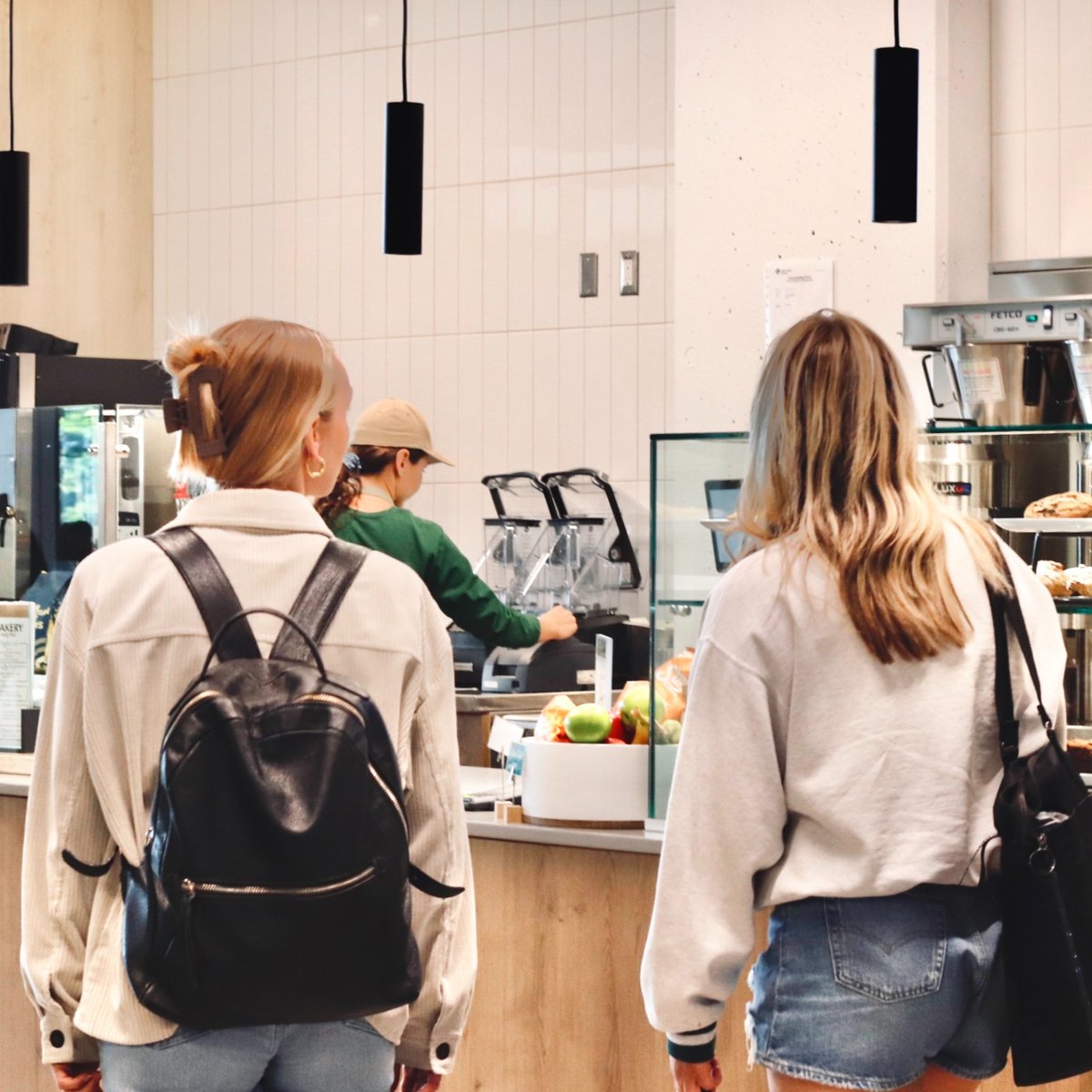 HaskayneSchool's tweet photo. Itβs the final stretch! π From the early morning coffee runs at the newly opened Mathison Hall Food Services to those last minute 11:59pm assignment submissions, cheers to you for making it to the the last day of classes! π π
#MyHaskayne #LifeAtHaskayne https://t.co/s49hoqMiYs