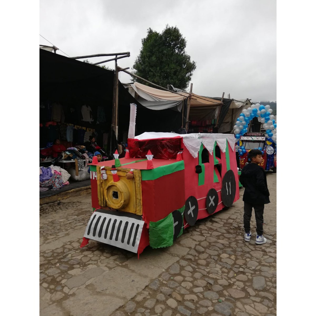 LishoOvalle's tweet photo. Los tuc tucs, en Chichicastenango, andan bien festivos hoy https://t.co/uHVq04mFMP