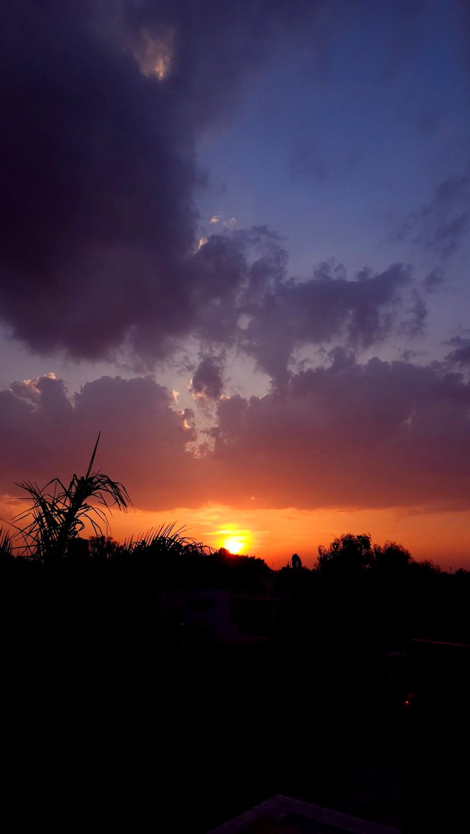 AnushaIvaturi's tweet photo. Sunset ✨️🥹💛

#sunsetphotography #eveningsky #goldenhour #skyphoto #s23ultra #samsungs23ultra https://t.co/N1PoOftgf6