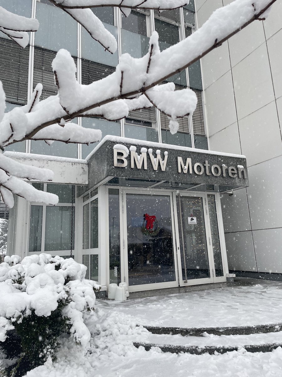 BMW_AT's tweet photo. Ein zauberhafter Weihnachtsmarkt für den guten Zweck hat das BMW Group Werk Steyr in Weihnachtsstimmung versetzt! ❄️🎄🎅

#BMWGroup #Österreich #VorWeihnachtsZeit #NächstenLiebe #Liebe #Geschenke #Weihnachten https://t.co/R9gi1AEY54
