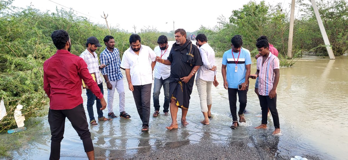JSP_Gudur's tweet photo. గూడూరు నియోజకవర్గం చిట్టమూరులో మిచౌంగ్ తుపానుతో నీటమునిగిన వరినార్లు పరిశీలించి నష్టపోయిన రైతులను ఆదుకోవాలని ఉమ్మడినెల్లూరు జిల్లా@janasenaparty ఉపాధ్యక్షులు @ChandraTheegala ప్రభుత్వాన��ని కోరారు@PawanKalyan @mnadendla @NagaBabuOffl @JSPManuKranth @AjayaKumarJSP
#Michaungcyclone https://t.co/XquCxV1MGU
