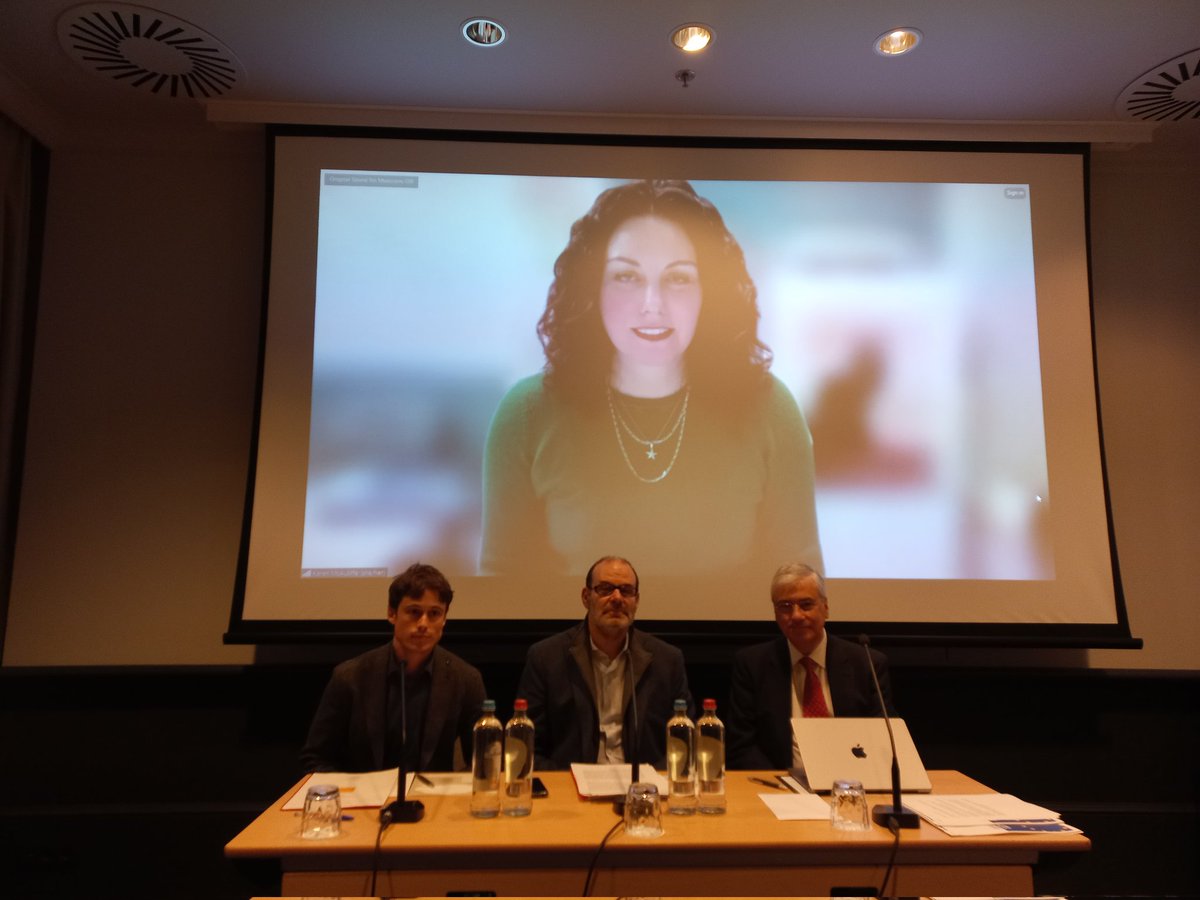 🎤 Tot a punt per començar la roda de premsa a Brussel·les en la qual presentarem un informe jurídic internacional sobre l'oficialitat del català a la UE, amb els acadèmics <a href="/Prof_KMcA/">Professor Karen McAuliffe</a> i Takis Tridimas.

🇪🇺 D'aquí a uns minuts en compartirem les principals conclusions!