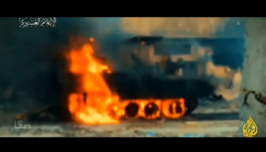 ماذا يعني أن تشتعل الآلية المدرّعة هكذا ؟

- أن القذيفة أصابت المدرعة في أخطر نقاط ضعفها، وقد نفذ نفث الانفجار إلى مخزون الذخائر أو أصاب إحدى القذائف (التي يتجاوز عددها 80 قذيفة)، مما ولّد انفجارات أخرى أدت إلى هذا الاشتعال.
- أن طاقم الدبابة الأساسي (4 جنود)، والطاقم الإضافي إن