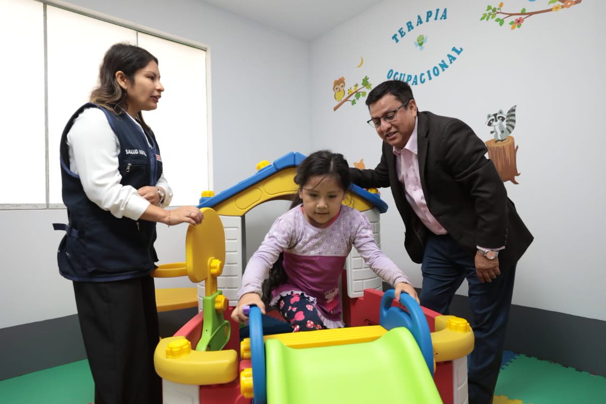 Minsa_Peru's tweet photo. 💪🇵🇪 ¡Unidos por la salud! El CSMC Ricardo Palma brindará servicios especializados en tratamiento de adicciones, problemas psiquiátricos, atención para casos de ansiedad, depresión, maltrato familiar, terapia de lenguaje para niños y niñas, ¡y mucho más! 
La ceremonia la lideró el ministro de @cvasquezsanchez, acompañado de la alcaldesa de #SanJuanDeMiraflores, Delia Castro. 🏬🔈 
#saluddecalidad #prevenciónesacción #cuidémonosjuntos 😁💙