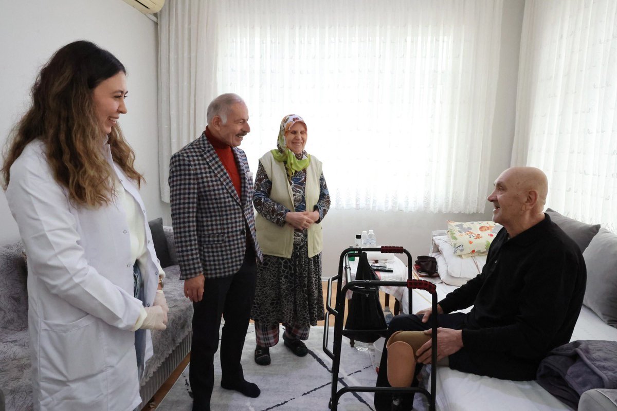 Fizik Tedavi ve Rehabilitasyon Merkezimiz bir hayata dokunduğunda anlıyoruz ki çok güzel işlere imza atmışız.

Haydar kardeşim iki ay öncesine kadar yatağından kalkamaz durumdaydı ancak şu an merkezimiz sayesinde protez bacak ile yürüyebiliyor, ihtiyaçlarını karşılayabiliyor. 💪