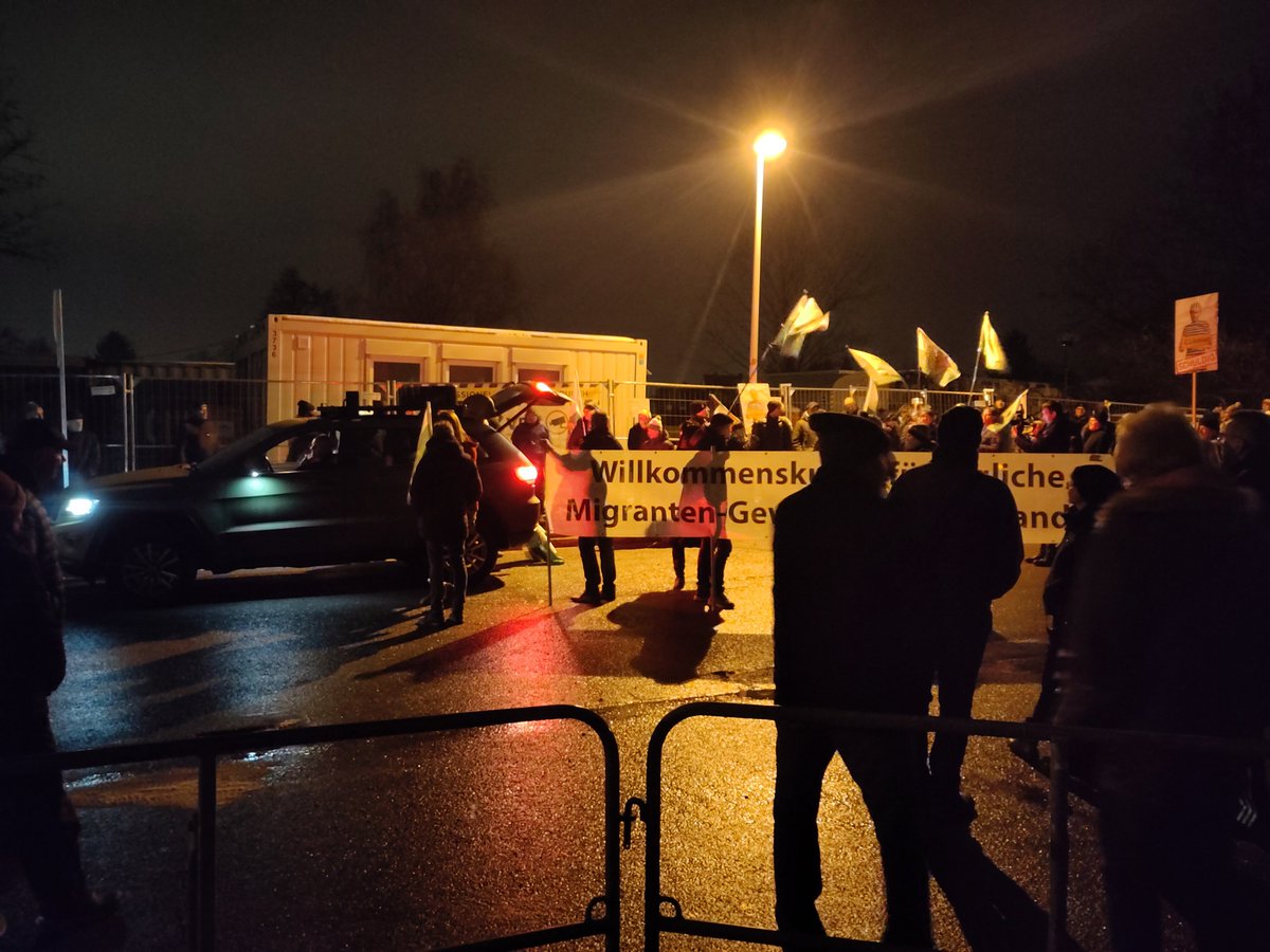 HanniRee's tweet photo. Faschos ins strehlen direkt vor den noch nicht bewohnten Container
#dd0612 https://t.co/K0c3JZRKdD