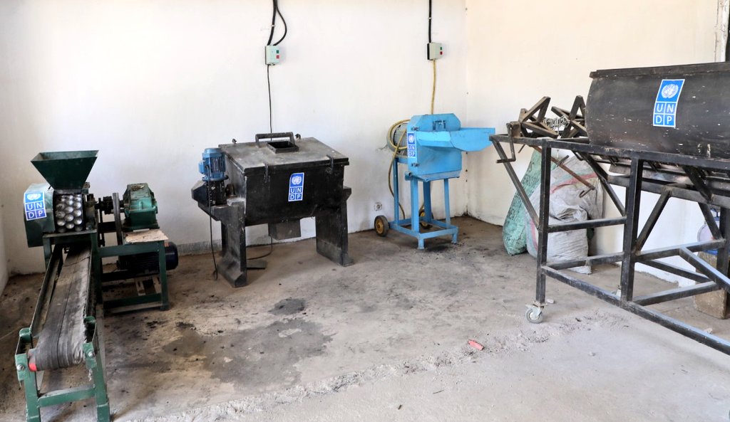 PNUDCameroun's tweet image. @UNDPAccLabs🇨🇲 is scaling up #EcologicalCharcoal
production in #FN🇨🇲, through training &amp;amp; equipment support to women &amp;amp; youths.

This #InnovativeSolution to deforestation will significantly contribute to #ClimateAction.

Done in collab. w/ de Gov🇨🇲 (#MINPROFF + #CTA-Maroua)

#SDG13