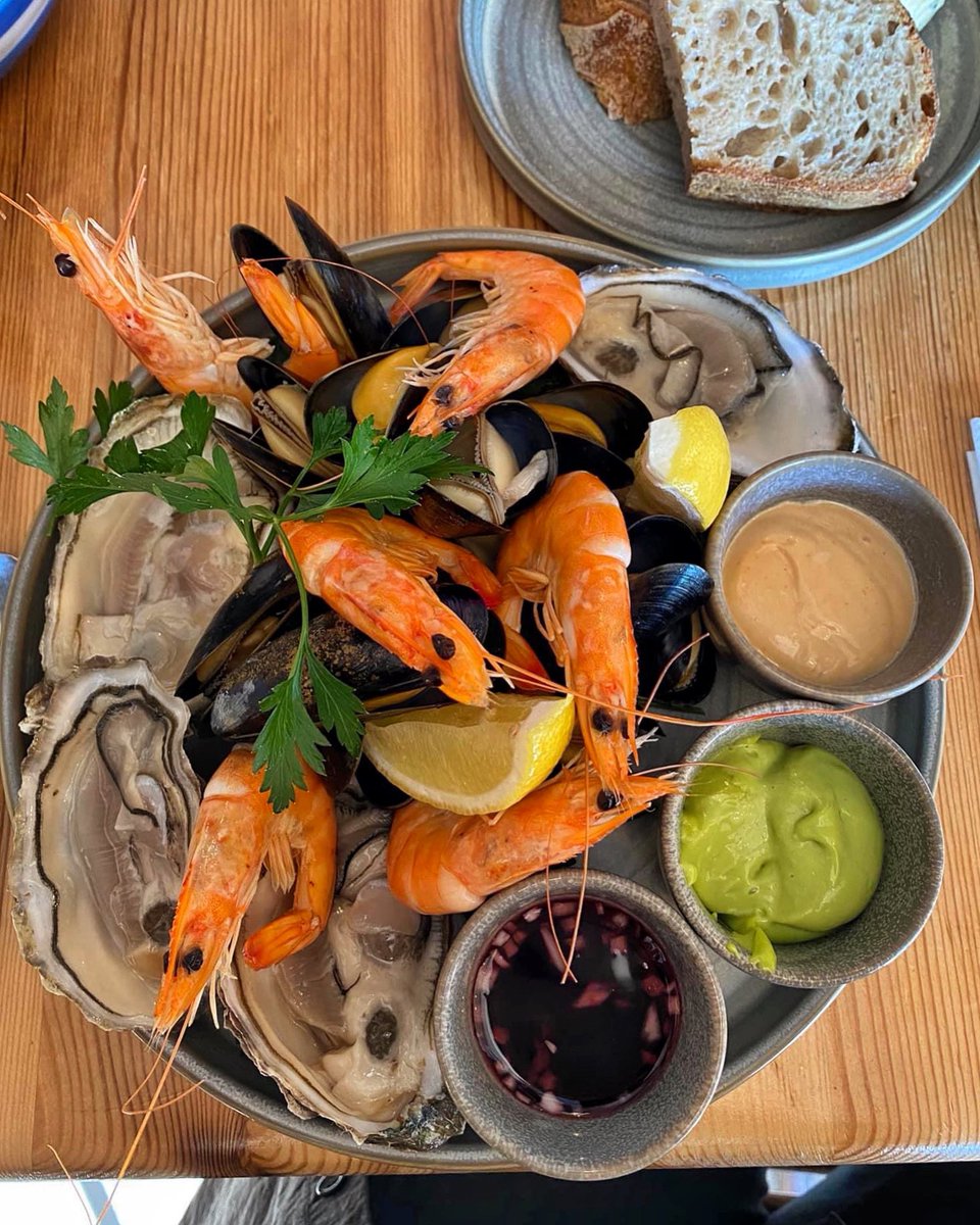 thescallopshell's tweet image. Super fresh shellfish to share or the perfect platter for one (served with chips, dips and sourdough) - you decide…!🎄🦐🥂 

📷: gemma.hood 

#shellfishplate #thescallopshell #tistheseason